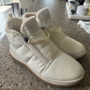 Ugg Women’s snow boots size 8.5- cream